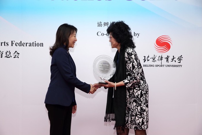 香港教練培訓委員會主席劉掌珠女士 BBS JP與中國國家體育總局科教部副部長曹暉喜相逢