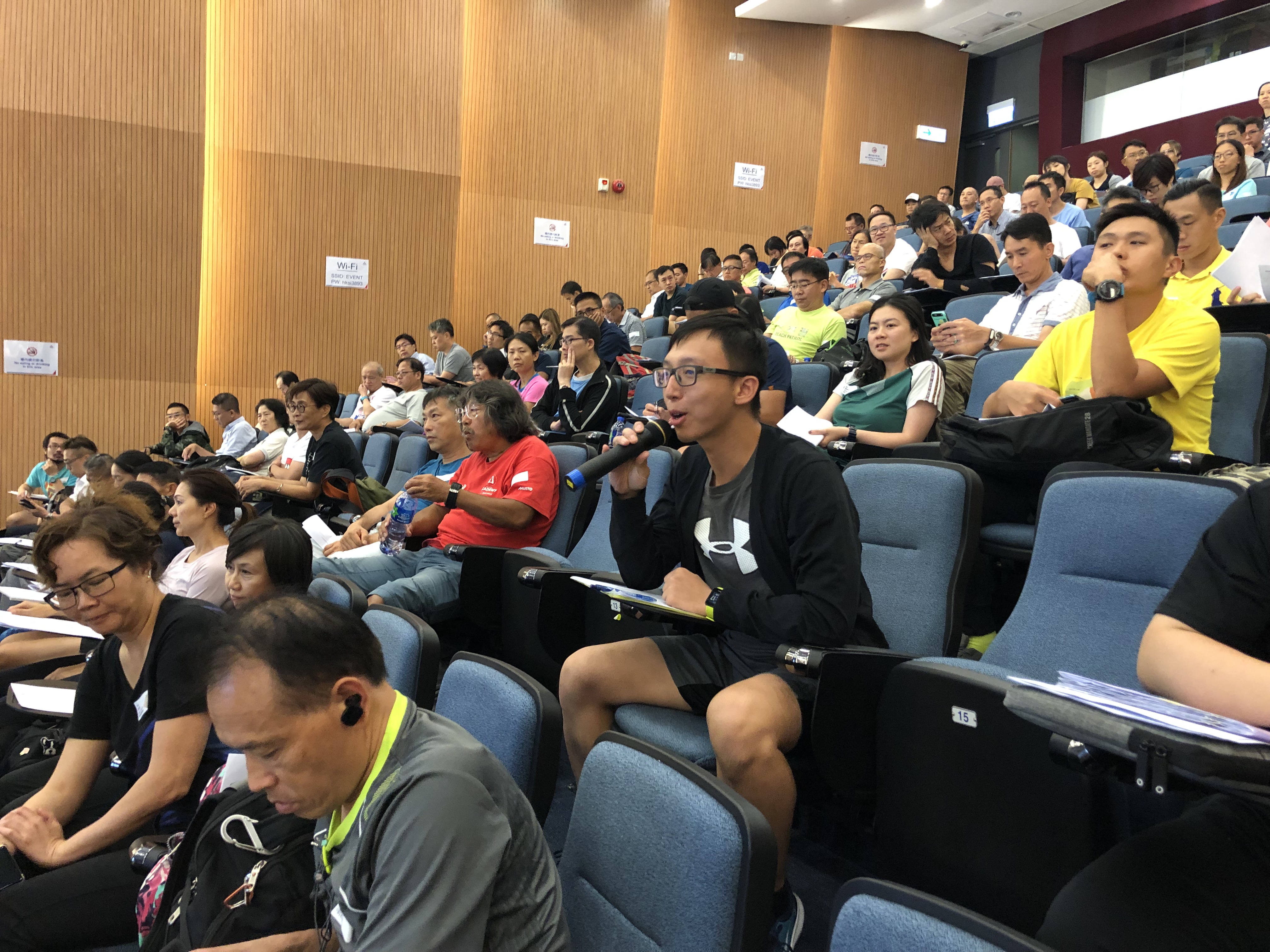 香港智障人士體育協會有二十多名職員及教練參加，同時亦熱心向兩位講者提問