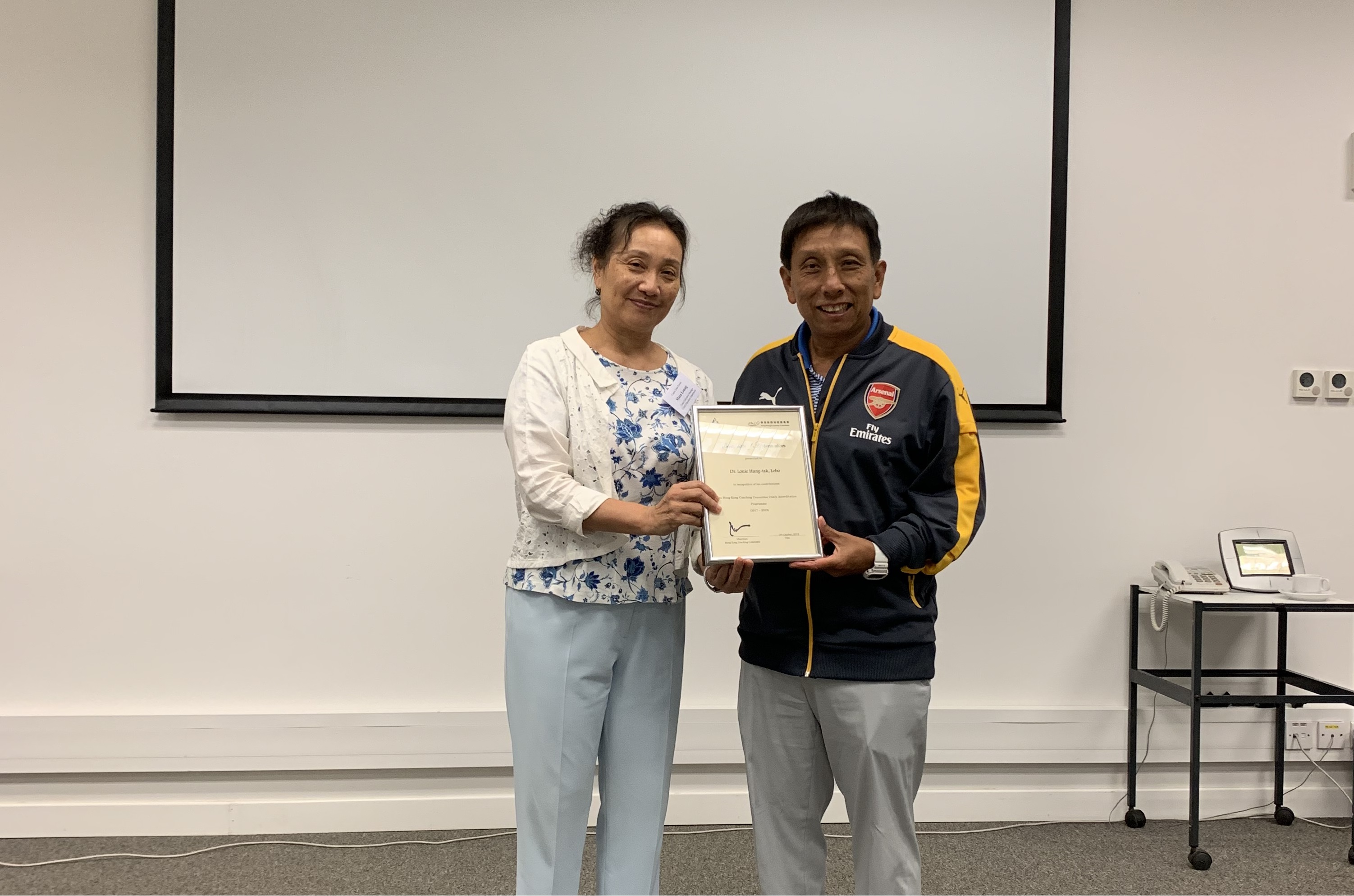 Dr. Masa Leung, Coach Education Manager, presented Certificate of Appreciation to lecturers one by one to show appreciation